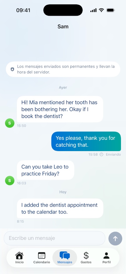 Conversación de Family Loop con Sam sobre una molestia dental de Mia, una cita con el dentista y llevar a Leo a su práctica del viernes. Un aviso en español indica que los mensajes enviados son permanentes y llevan la hora del servidor; los mensajes de ejemplo están en inglés.