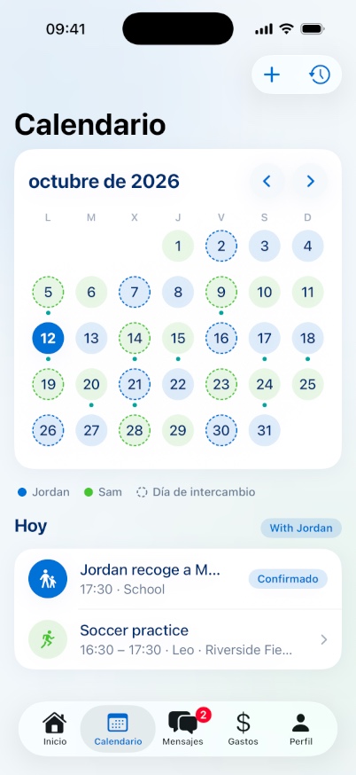 Calendario de Family Loop de octubre de 2026 con los días de custodia de Jordan en azul y de Sam en verde, días de intercambio marcados y una recogida escolar confirmada y práctica de fútbol para hoy.